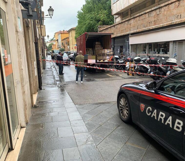 Pisa, corriere muore al secondo giorno di consegne in centro: i soccorsi e il dolore in strada