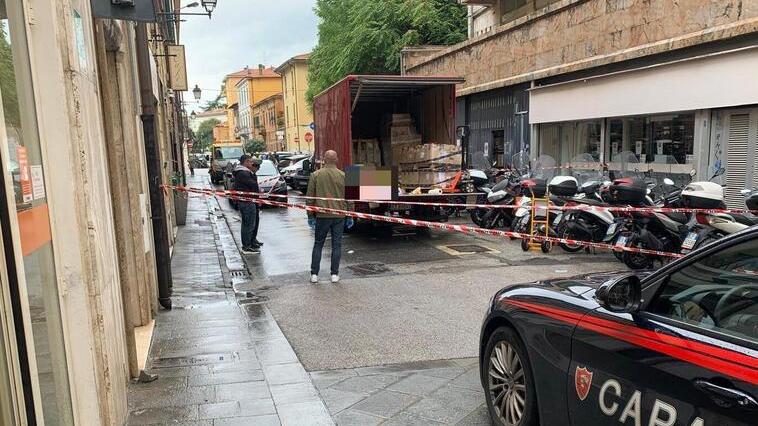 Pisa, corriere muore al secondo giorno di consegne in centro: i soccorsi e il dolore in strada