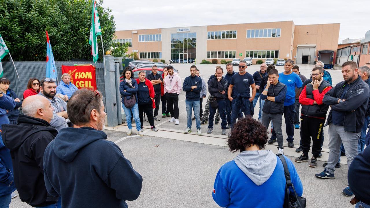 Licenziati via mail 77 lavoratori: l’azienda va a produrre in Asia