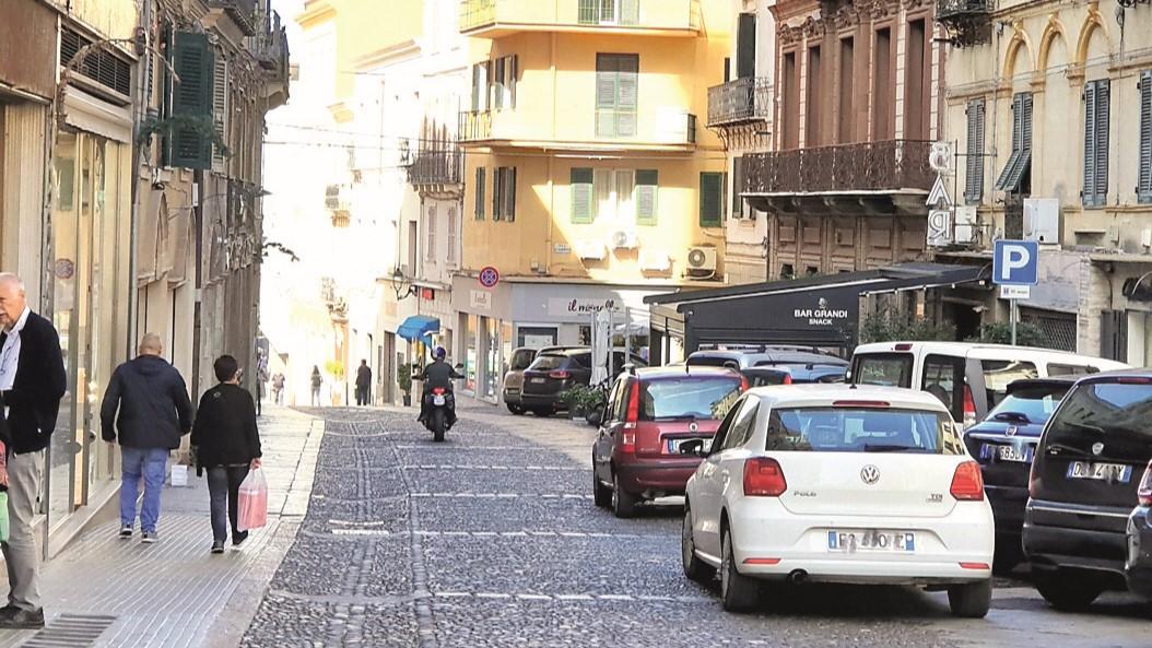 Sassari, i commercianti: «Largo Cavallotti al buio, i clienti scappano»