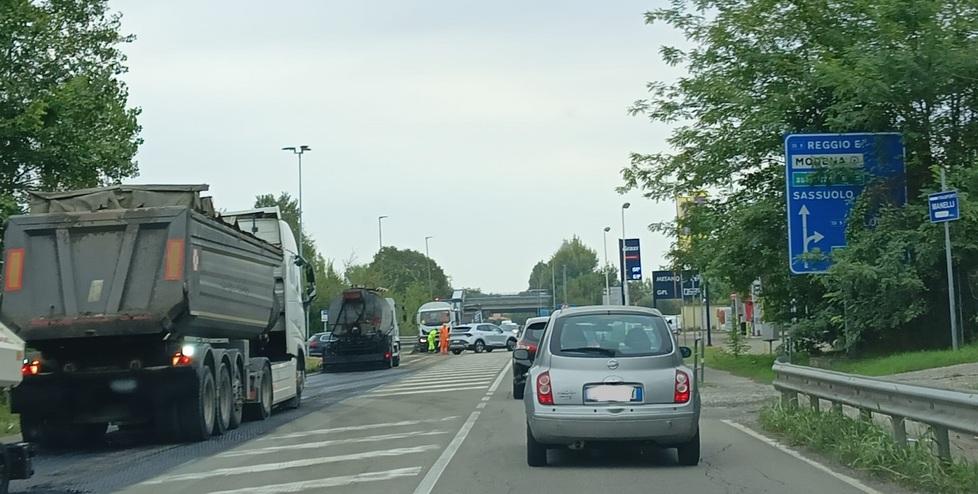Cantieri, strade chiuse e code: anche in via Giardini il viaggio in auto è infinito