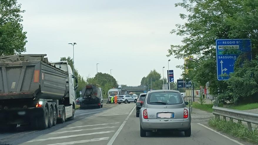 Cantieri, strade chiuse e code: anche in via Giardini il viaggio in auto è infinito