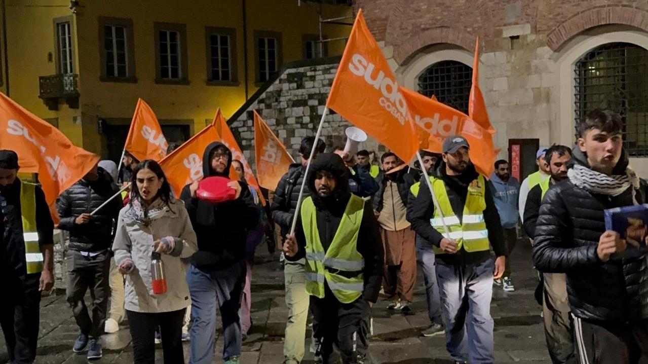 Il corteo improvvisato stanotte dal sindacato nel centro di Prato