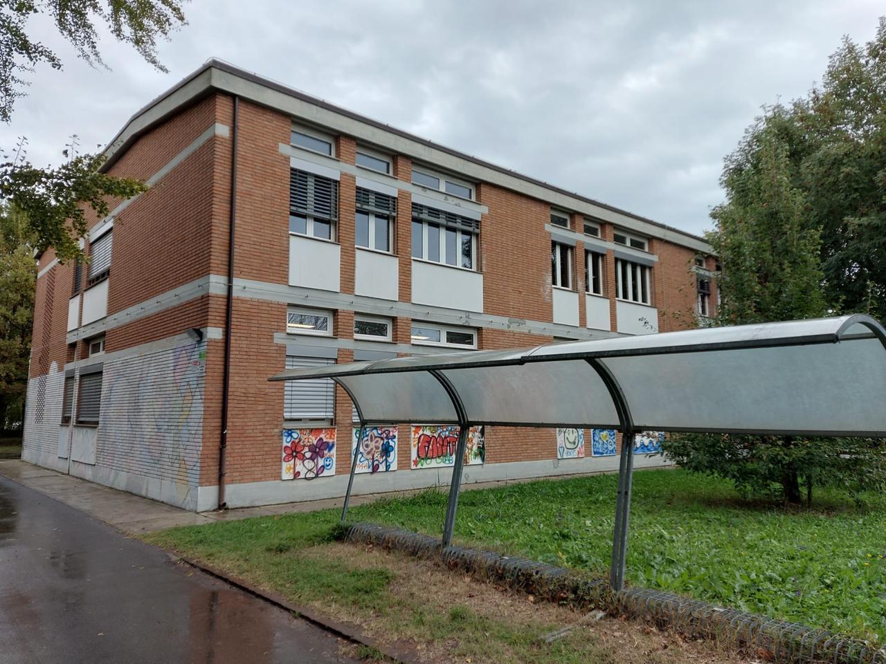 Studente precipitato da una finestra a Carpi, sollievo dopo la paura: solo una caviglia rotta