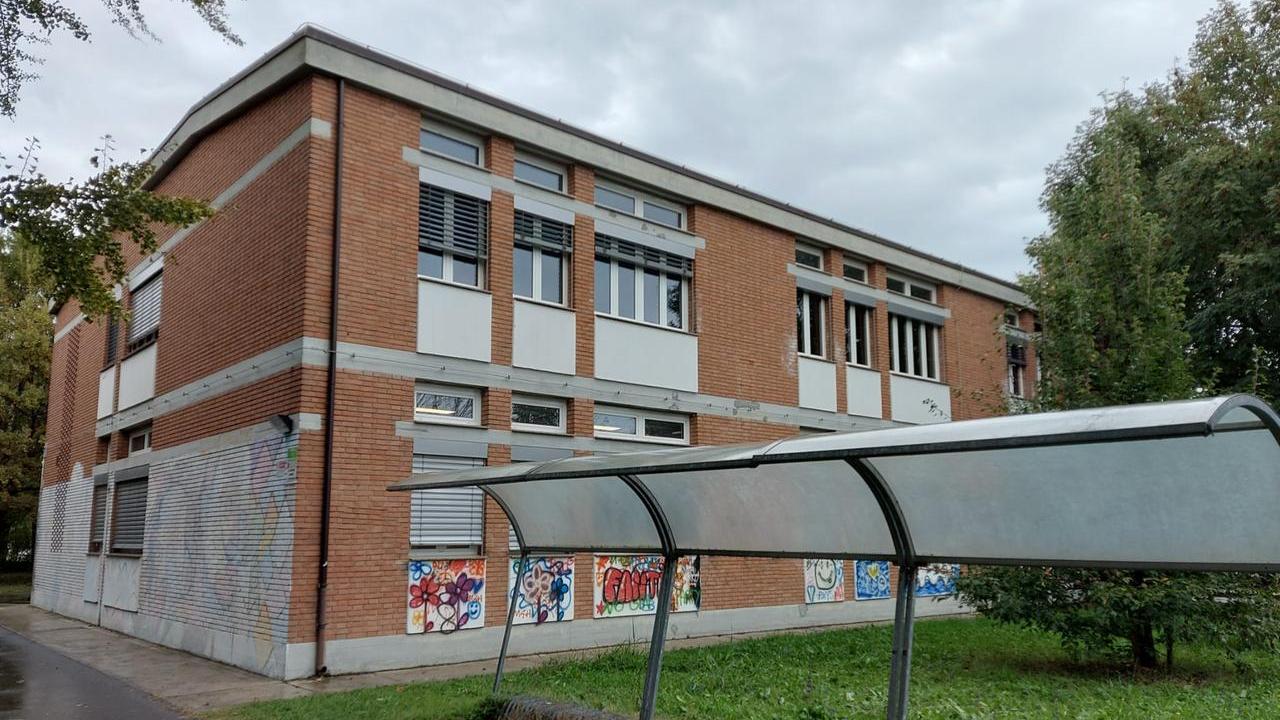 Studente precipitato da una finestra a Carpi, sollievo dopo la paura: solo una caviglia rotta