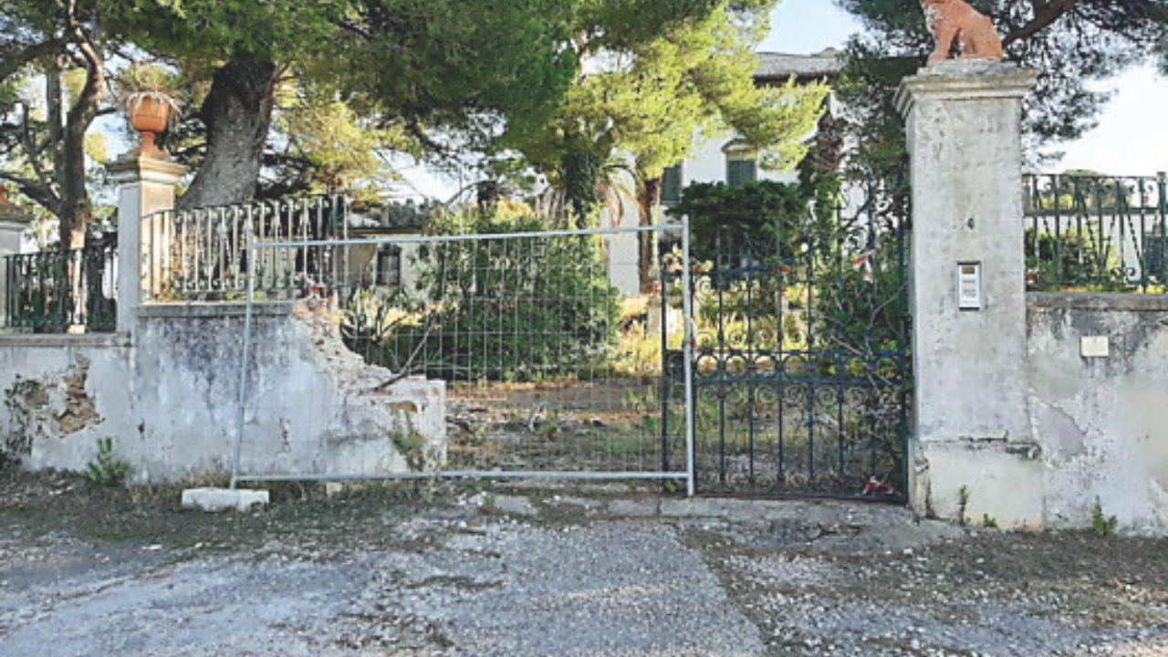L’ingresso alla dimora e il terreno circostante