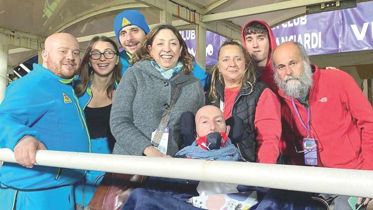 Nella foto a destra Lori Landi con i volontari allo stadio di Firenze per la partita dei viola con il suo Milan