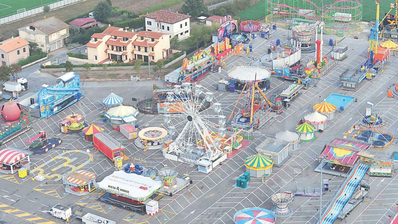 Una veduta del luna park di Pontedera (foto Piero Frassi)