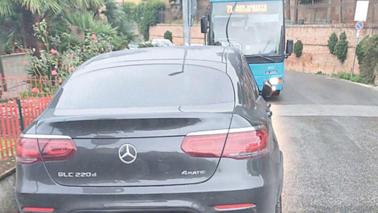 
	L&rsquo;auto parcheggiata in divieto e il bus fermo: il servizio di trasporto pubblico locale &egrave; ripreso con un ritardo di oltre 50 minuti sulla linea 71 di Autolinee Toscane

