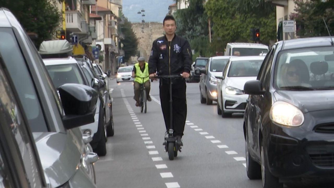 La “bike lane” di via Roma Ci passano anche i monopattini elettrici