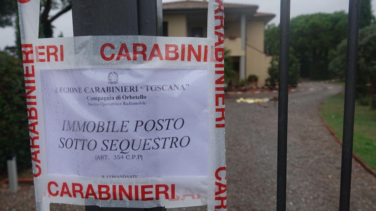 I sigilli apposti dai carabinieri sul cancello (foto Enzo Russo)