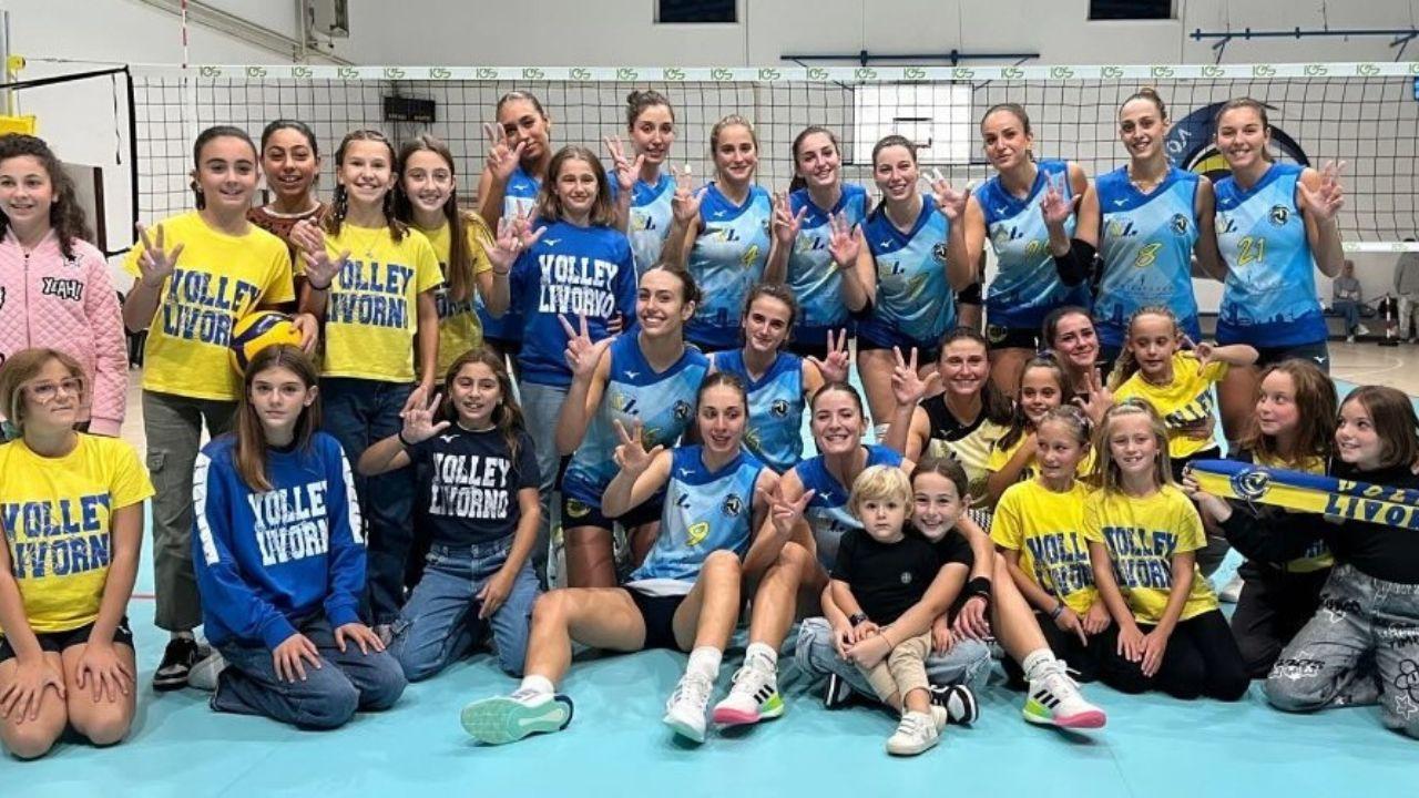 La squadra femminile del Volley Livorno dopo il debutto vincente