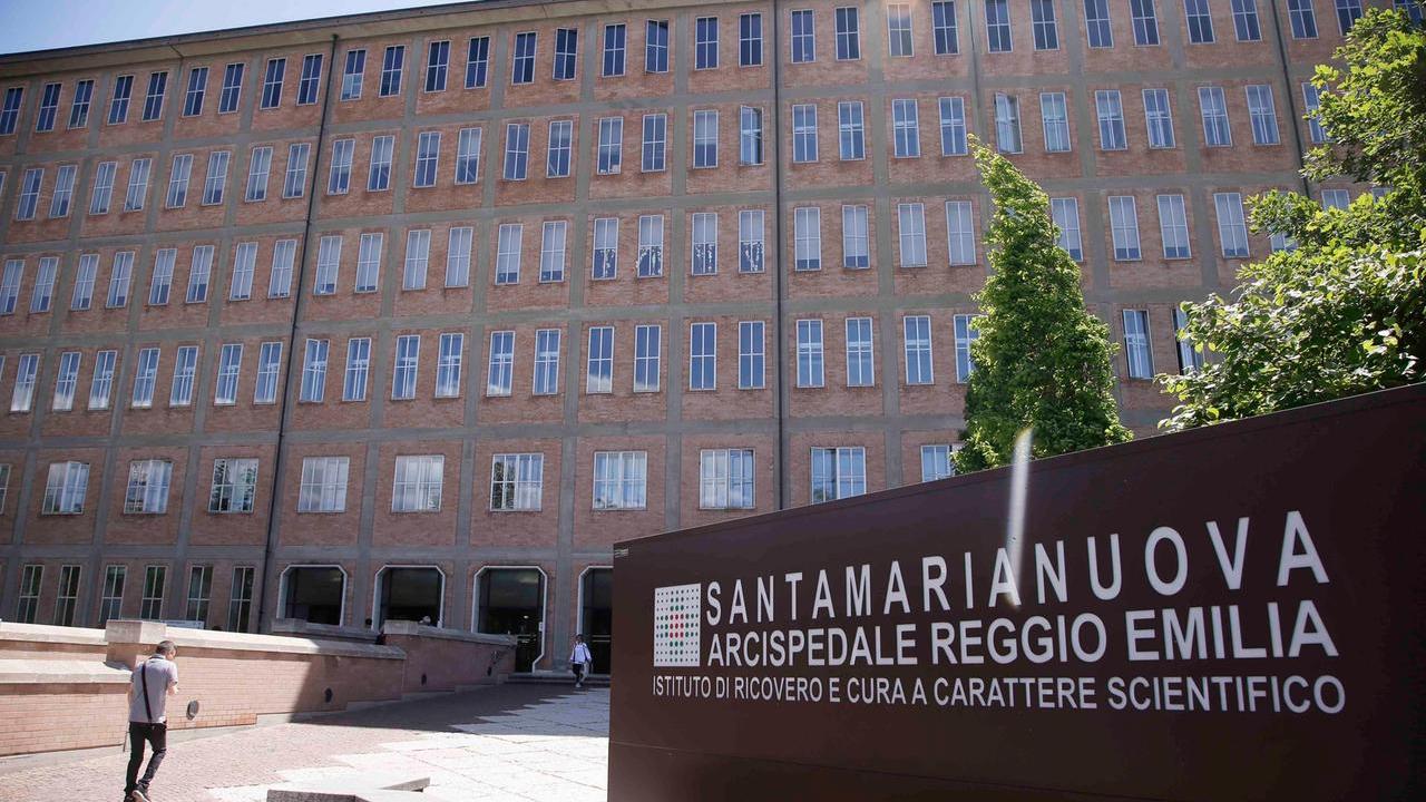 La figlioletta viene ricoverata, il padre tenta di baciare la barelliera: va a processo