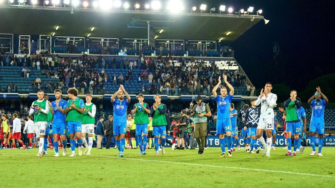 Il saluto degli azzurri ai tifosi della Maratona dopo il pari interno nel derby con la Fiorentina (foto Juri Autovino)