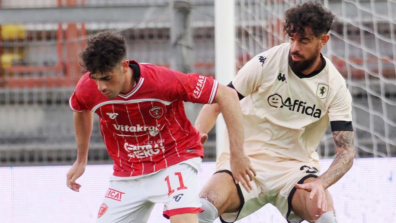 Sabbione contrasta l’attaccante del Perugia: il difensore salterà la partita contro il Sestri