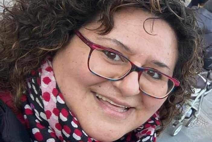 Mamma muore nel sonno a 40 anni mentre dorme con il figlio, Sestola sotto choc: «Eri stupenda»