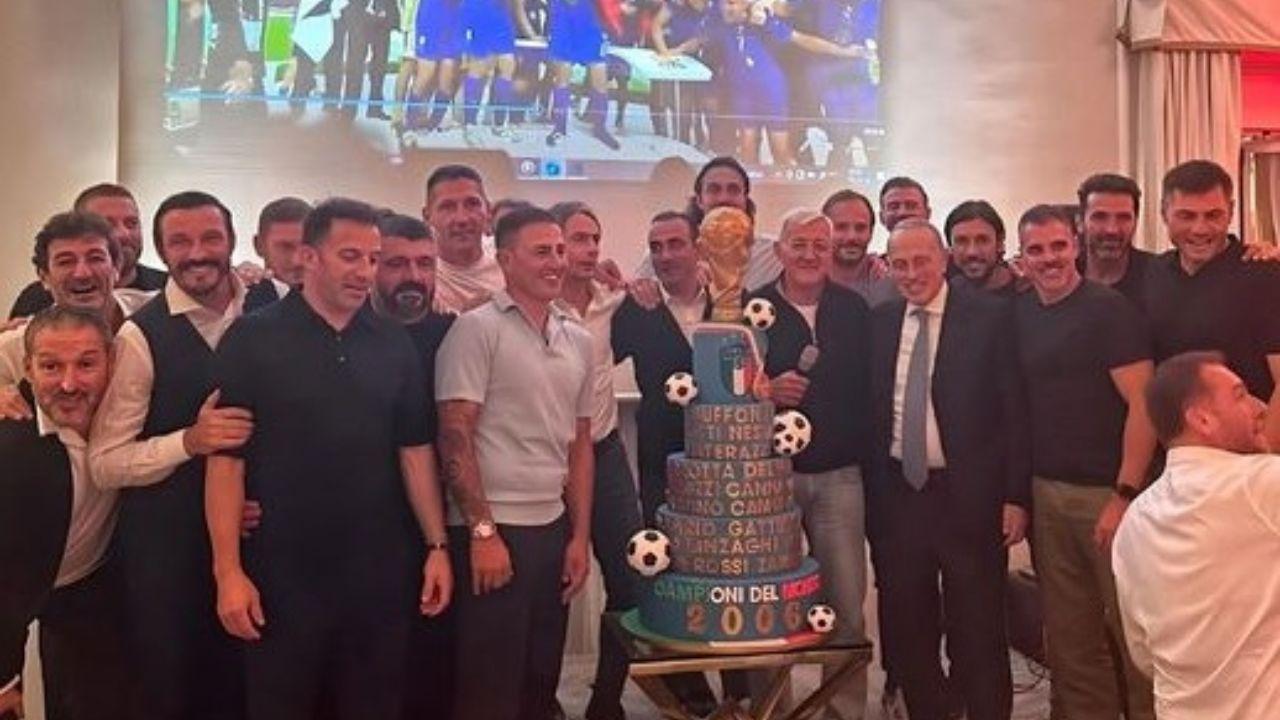 La Nazionale campione del mondo e la torta celebrativa