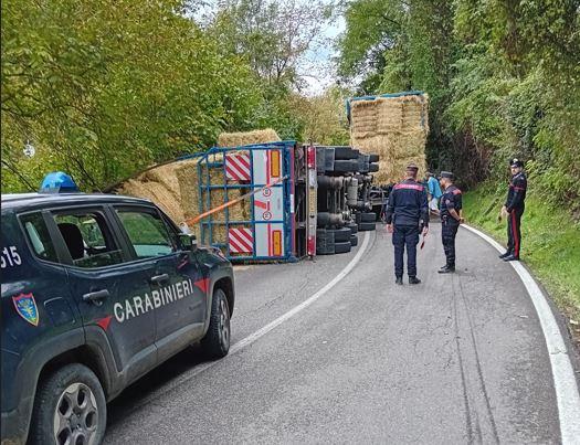 Statale 63 bloccata per un camion a rimorchi rovesciato