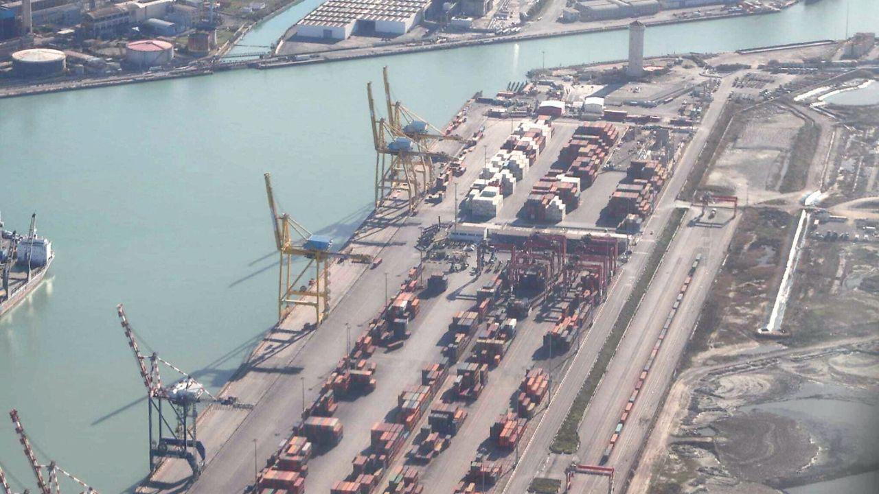 
	Una veduta dall&rsquo;alto dell&rsquo;area industriale del porto labronico

