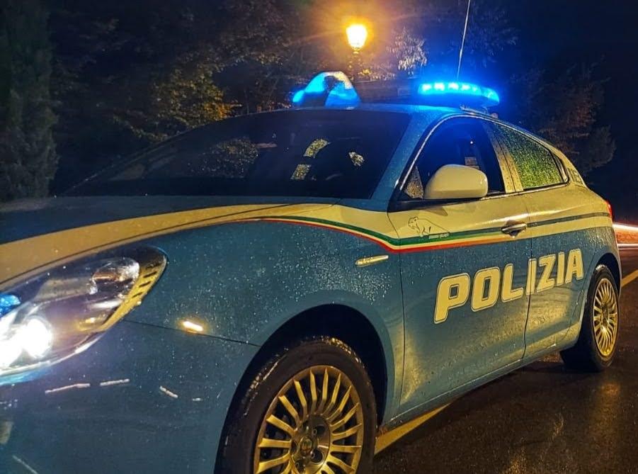 Fermano un automobilista, lo buttano giù dall’auto e gliela rubano