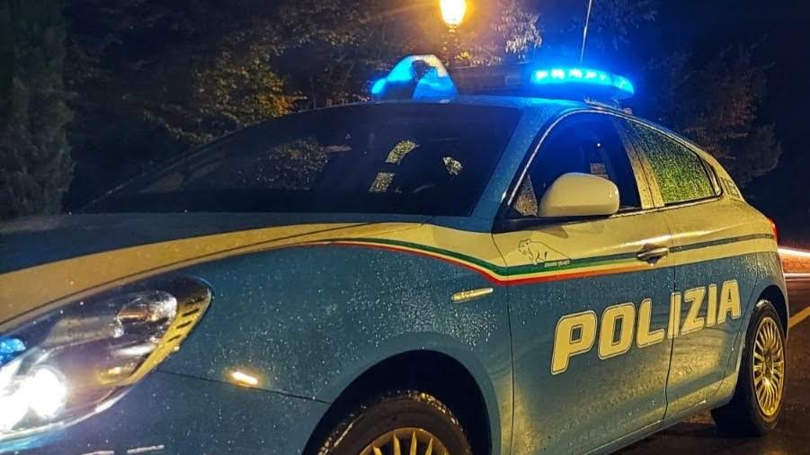 Fermano un automobilista, lo buttano giù dall’auto e gliela rubano