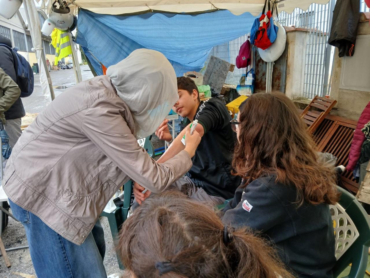 
	Uno dei quattro feriti viene medicato al picchetto del Sudd Cobas

