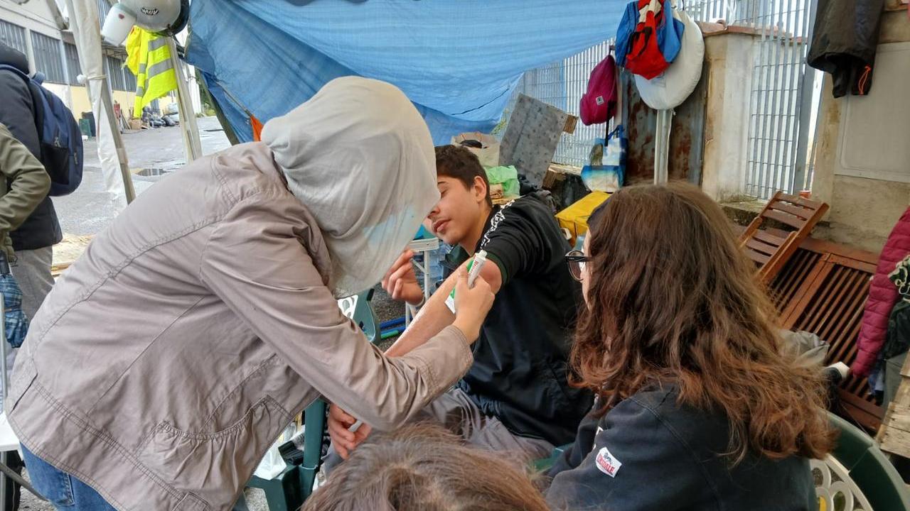 Uno dei quattro feriti viene medicato al picchetto del Sudd Cobas