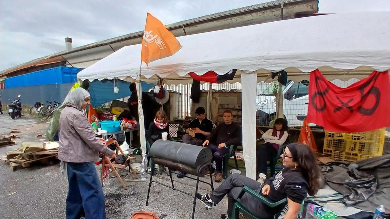 Il picchetto del Sudd Cobas in via Galilei nella zona artigianale di Seano