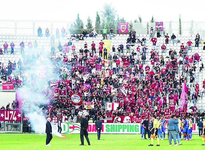Spezia-Reggiana, maxi multa per il lancio di un fumogeno