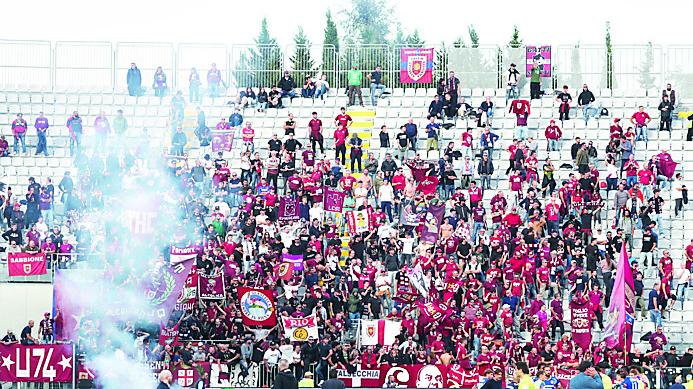 Spezia-Reggiana, maxi multa per il lancio di un fumogeno