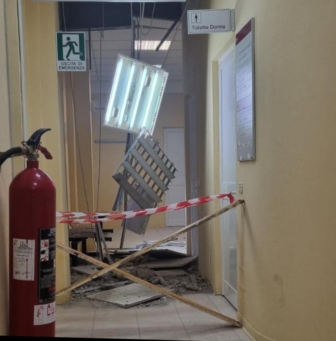 Pontremoli, crolla il soffitto nel distretto sanitario