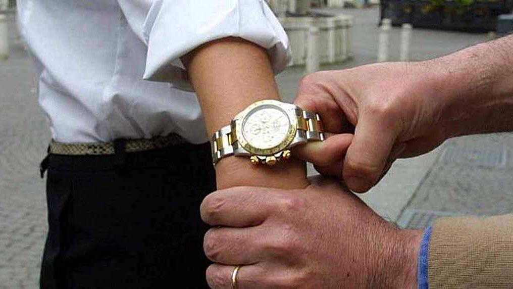 Lo abbracciano per rubargli un orologio d’oro Longines da 3mila euro