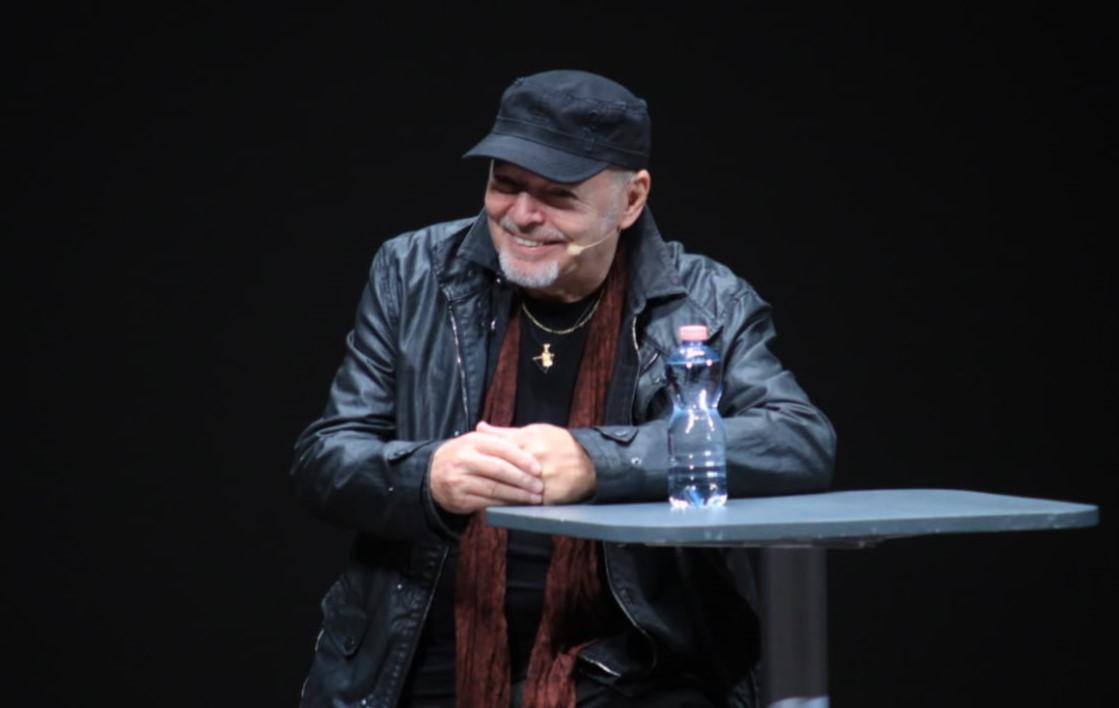 Il Vasco day allo Storchi per il libro Vivere/Living: «Ma non chiamatemi poeta»