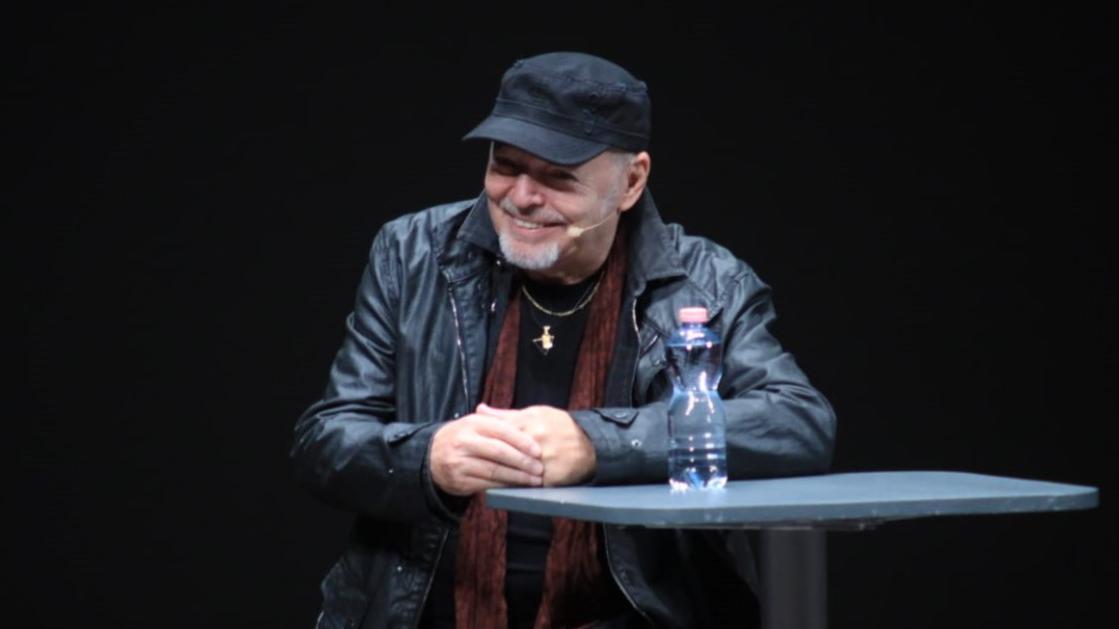 Il Vasco day allo Storchi per il libro Vivere/Living: «Ma non chiamatemi poeta»