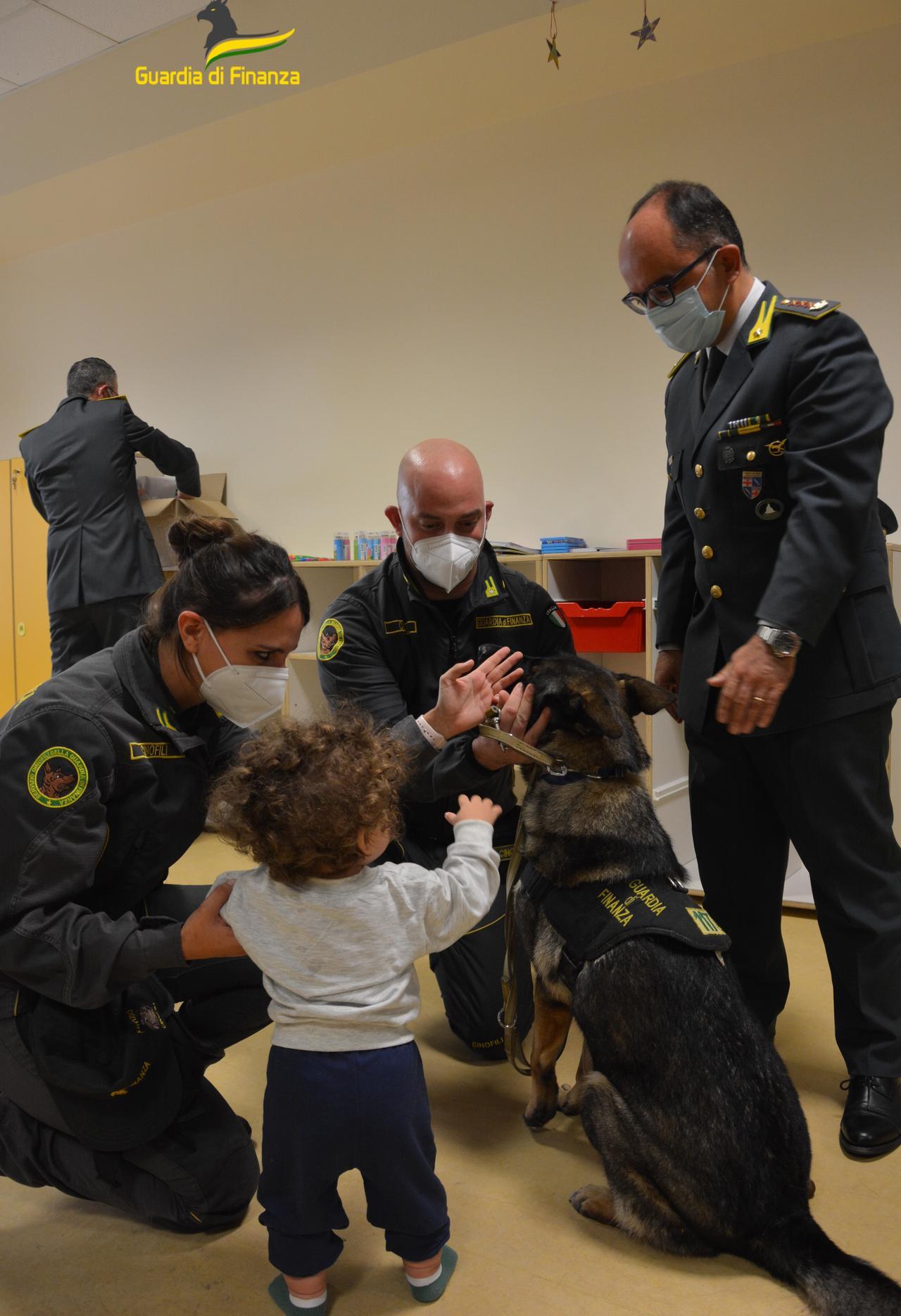 Ferrara, pet therapy con i bimbi dell’ospedale