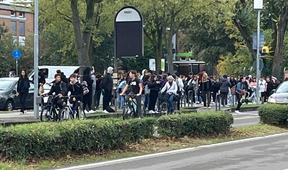 Carpi, studenti lasciati a piedi dai bus: il “diario” dei genitori sui disagi