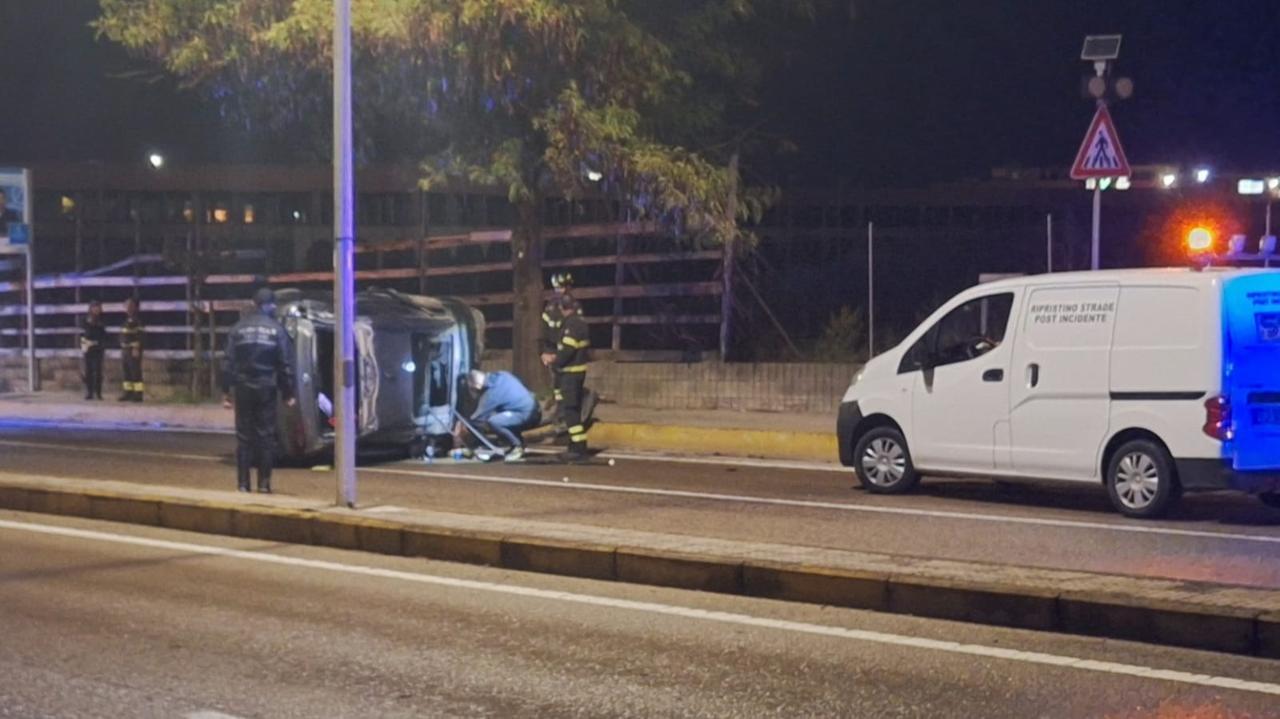Scontro tra auto a Predda Niedda, una si ribalta più volte