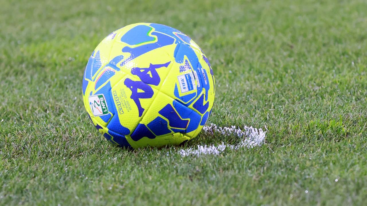 Insulti omofobi all’arbitro: dieci turni di squalifica