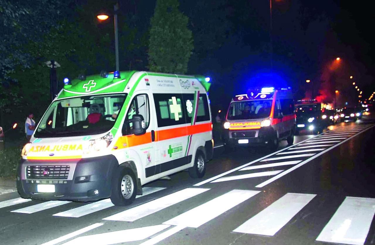 «Ferma al semaforo, mi hanno trascinata per le caviglie per rapinarmi dell’auto»