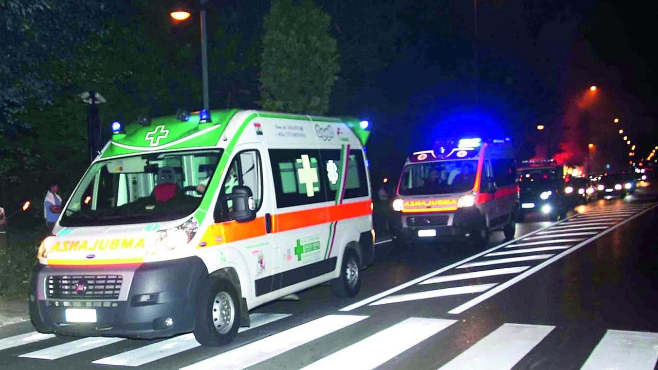 «Ferma al semaforo, mi hanno trascinata per le caviglie per rapinarmi dell’auto»