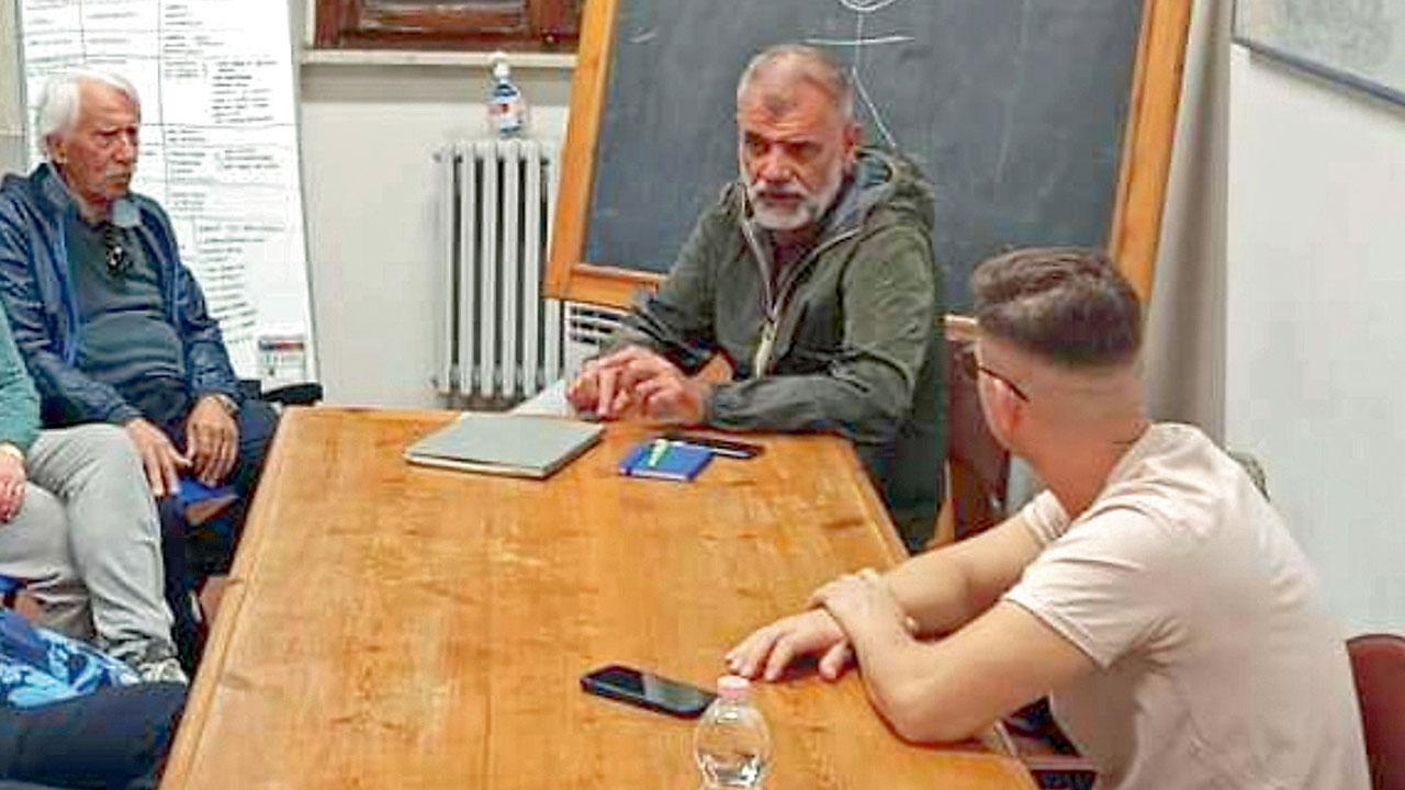 Giampaolo Dotto mentre incontra i cittadini del consiglio di zona 2