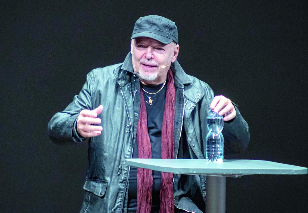 Vasco Rossi presenta il libro Vivere/Living: il rocker incoronato poeta al teatro di Modena