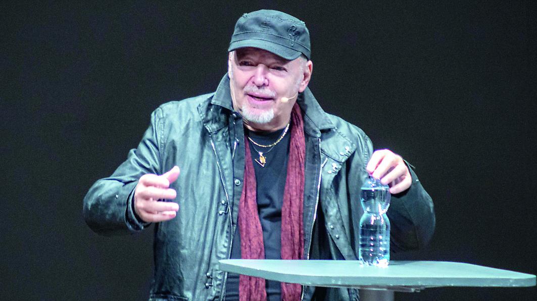 Vasco Rossi presenta il libro Vivere/Living: il rocker incoronato poeta al teatro di Modena