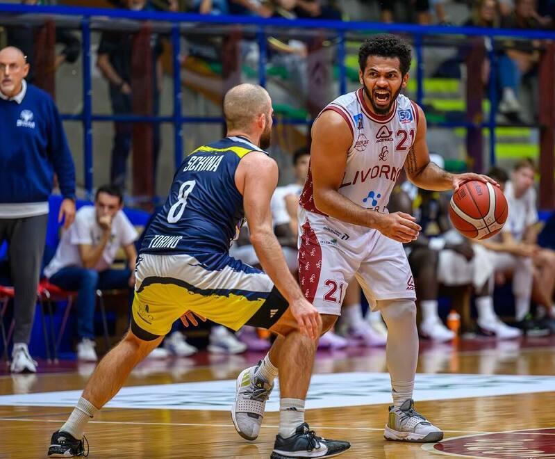 La grinta di Quinton Hooker, qui in palleggio nel match casalingo contro la Reale Mutua Torino. Il play è stato decisivo nella vittoria di domenica scorsa a Vigevano (foto Filippo Del Monte/Libertas Fb)