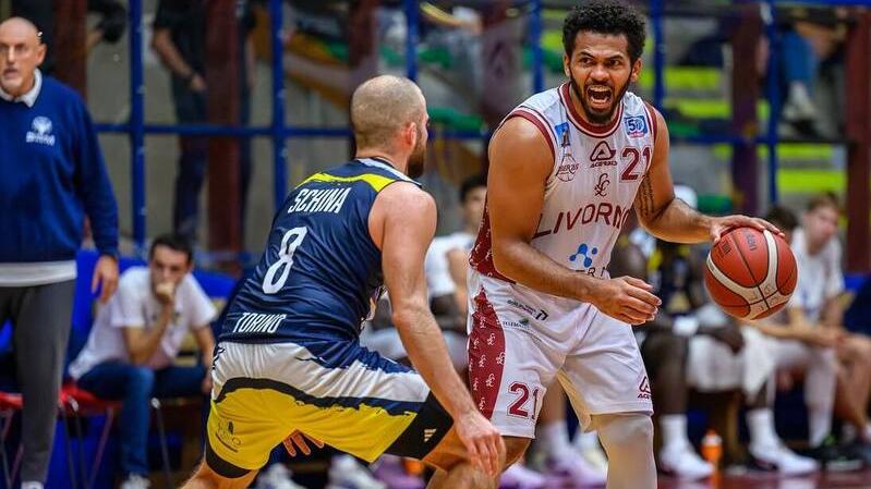 La grinta di Quinton Hooker, qui in palleggio nel match casalingo contro la Reale Mutua Torino. Il play è stato decisivo nella vittoria di domenica scorsa a Vigevano (foto Filippo Del Monte/Libertas Fb)
