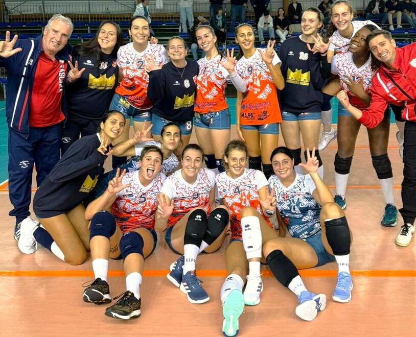 La gioia del gruppo della Pallavolo Cascina dopo la vittoria ottenuta all’esordio nel campionato di Serie C 2024/2025 in casa del Donoratico