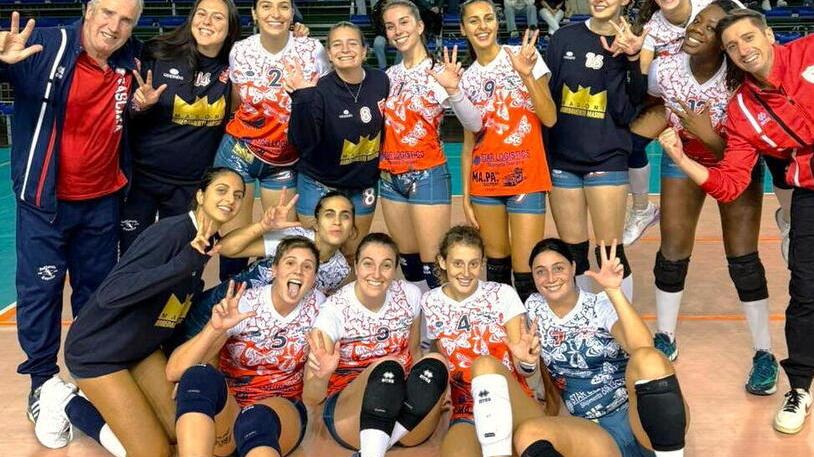La gioia del gruppo della Pallavolo Cascina dopo la vittoria ottenuta all’esordio nel campionato di Serie C 2024/2025 in casa del Donoratico