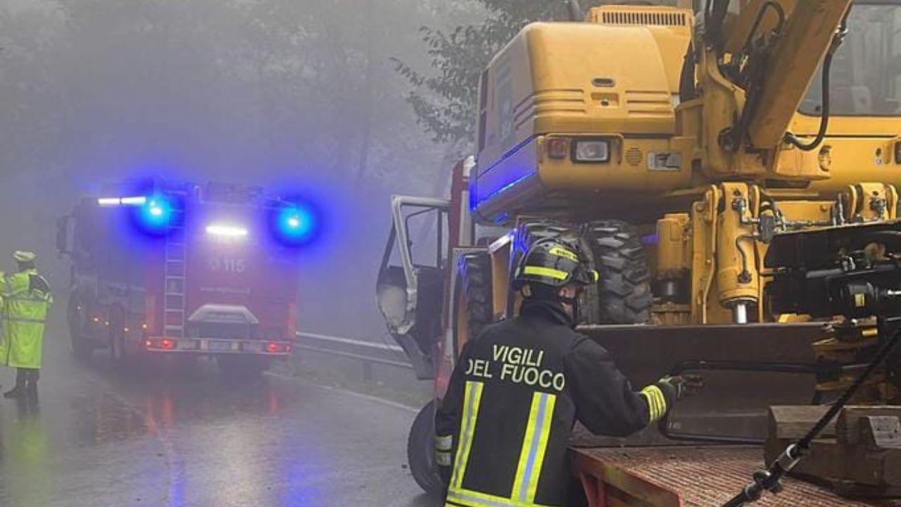 Pistoia, scontro tra due tir: paura per uno dei camionisti