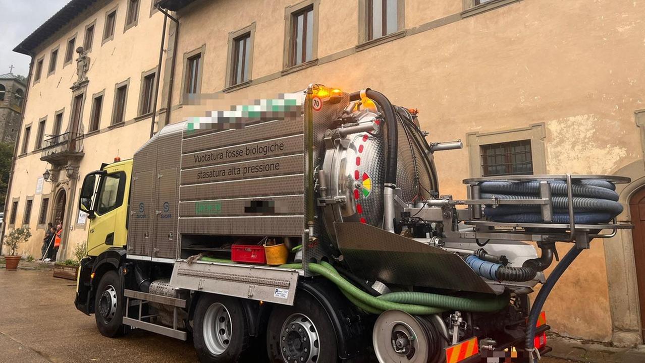 L'autospurgo davanti al Comune di Vernio