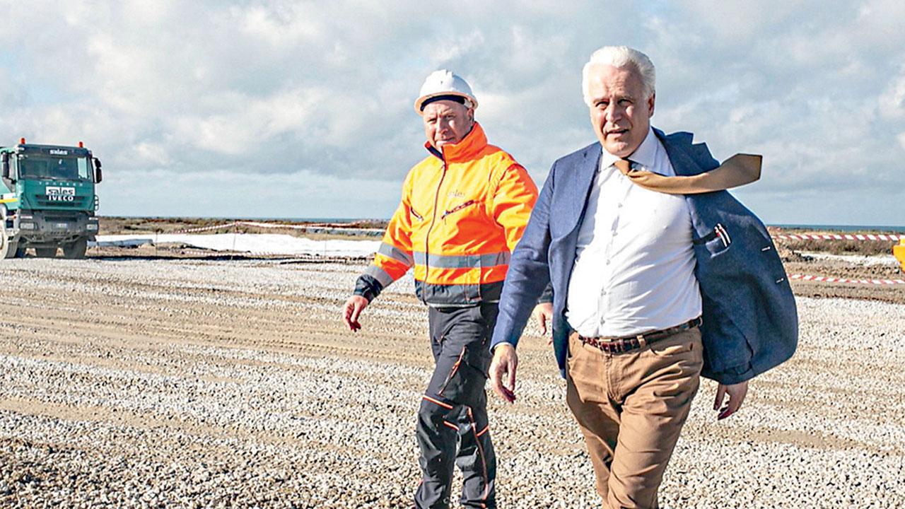 Eugenio Giani Il presidente durante un sopralluogo al cantiere per Darsena Europa (foto Franco Silvi)
